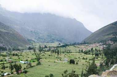 Ollantaytambo, Peru. Tapınak tepesindeki İnka Kalesi harabeleri