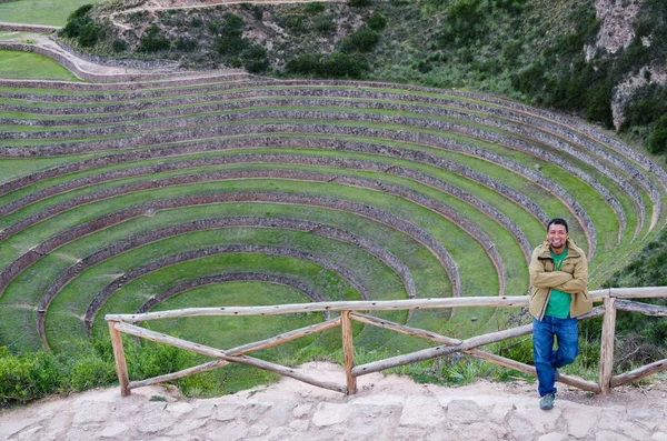 神聖な谷の農業のテラス。ウツボ バック グラウンド クスコ、ペルーの聖なる谷の観光客 — ストック写真
