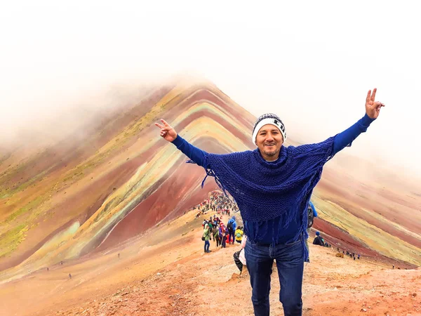 Um jovem turista desfrutando da vista das incríveis Montanhas do Arco-íris fora de Cusco, Peru . — Fotografia de Stock