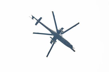 Mavi gökyüzünde uçan helikopter.