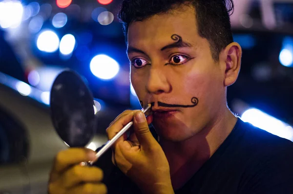 Retrato de un payaso joven que se pone bigotes con maquillaje —  Fotos de Stock