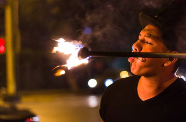 Lima bir gösteri yapan bir sokak sanatçısı - Peru, trafik ışıklarında ateş ile bir sopa hokkabazlık durur