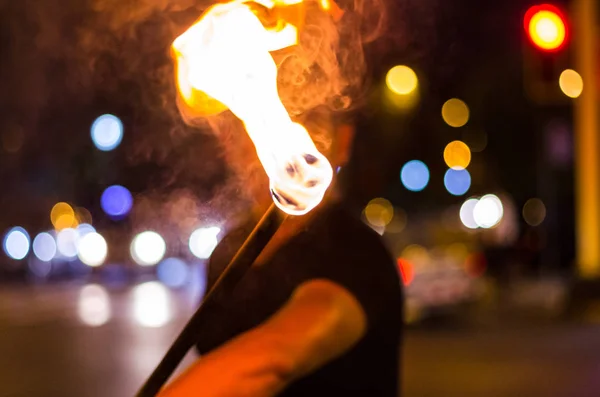 Ein strassenkünstler, der eine show in lima - peru macht, jongliert an ampeln mit feuer — Stockfoto