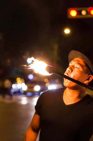 Un artista callejero que hace un espectáculo en Lima - Perú, haciendo malabares con un palo con fuego en los semáforos para —  Fotos de Stock