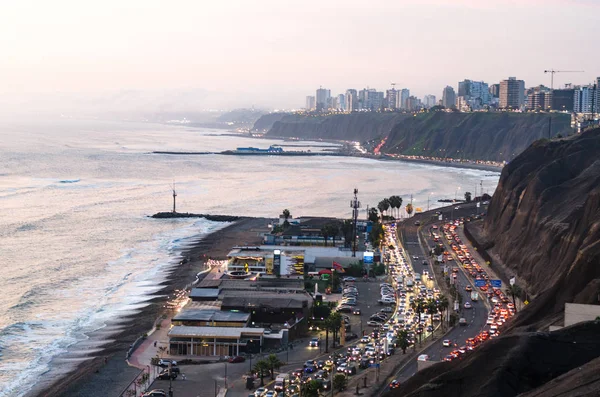 Vista panorámica de la puesta de sol en la costa verde de Lima, Perú — Foto de Stock