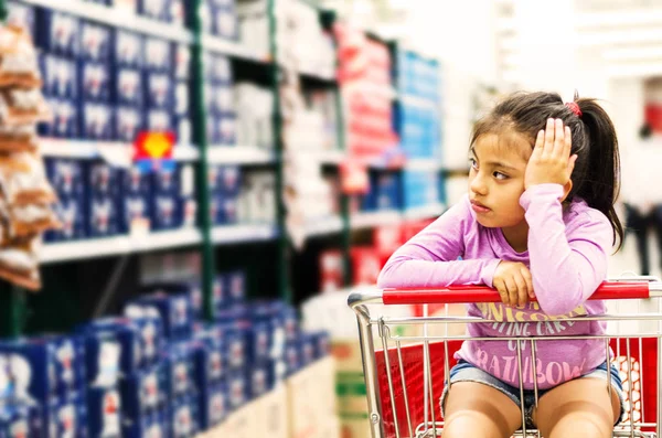 Продажа, консьюмеризм и концепция людей - счастливая маленькая девочка, увлеченная шопингом — стоковое фото