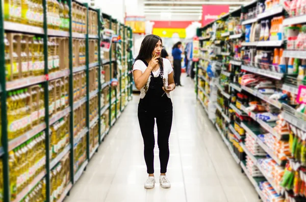 Donna premurosa che fa shopping in casa per dispensa — Foto Stock