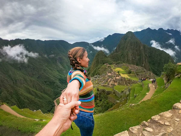 Stehendes Paar, Händchen haltend und die Terrassen über Machu Picchu betrachtend, dem meistbesuchten Touristenziel in Peru. — Stockfoto