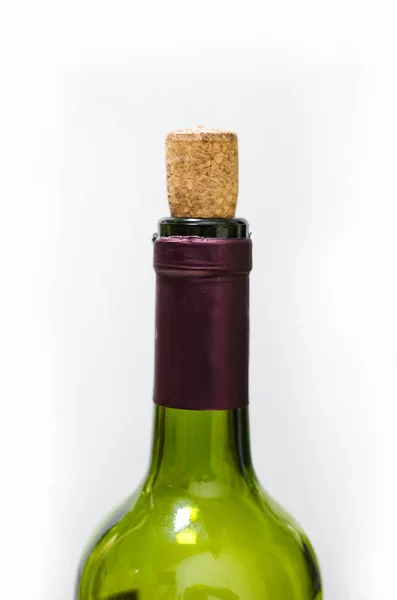 Weinflasche mit Korken auf weißem Hintergrund — Stockfoto