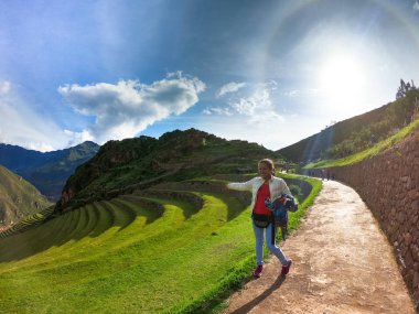 Pisac Inca arayan genç bir kadın turist Peru'da Harabeleri