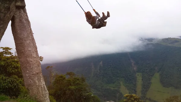 The Swing At The End Of The World Localizado Na Casa Del Arbol, The Tree House Em Banos, Equador — Fotografia de Stock