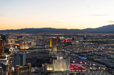 Nevada'da Las Vegas şerit havadan görünümü gece görüldüğü gibi