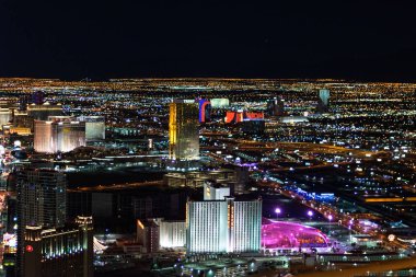 Nevada'da Las Vegas şerit havadan görünümü gece görüldüğü gibi