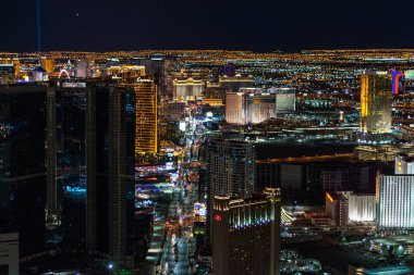 Nevada'da Las Vegas şerit havadan görünümü gece görüldüğü gibi