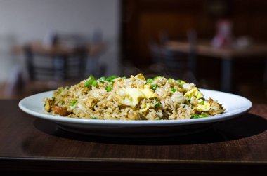 Arroz Chaufa otantik ve geleneksel Perulu çanak.
