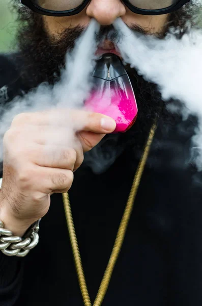 Primer plano de un hombre con un cigarrillo electrónico —  Fotos de Stock