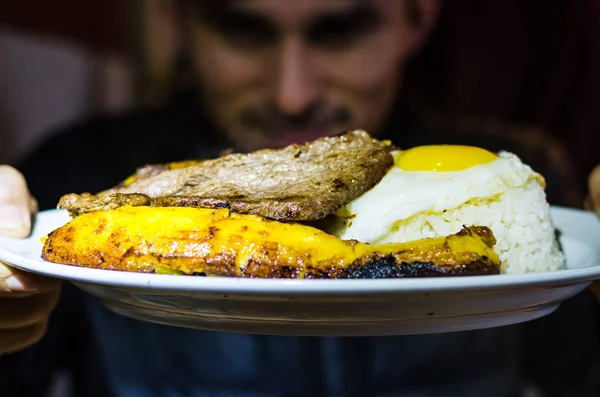 Латиноамериканская кухня Перу. Обидно, что так получилось. Говяжья вырезка с картошкой фри, жареный банан, рис и яйца . — стоковое фото