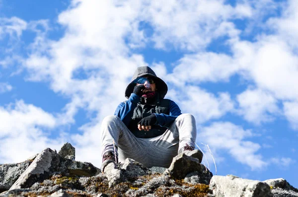 Un escursionista di successo gode della vista sulla cima della montagna — Foto Stock