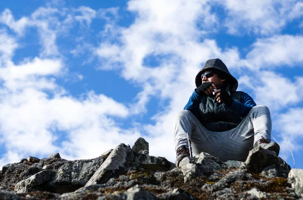 Bem sucedido caminhante homem goza da vista no topo da montanha — Fotografia de Stock