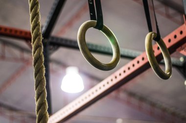 Crossfit spor salonunda jimnastik halkaları, egzersiz arka plan iç