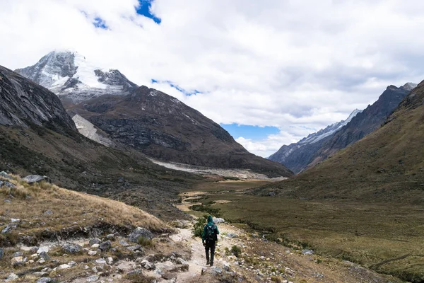 Mochileiro não identificado caminhando pelas montanhas do Parque Nacional Huascaran — Fotografia de Stock