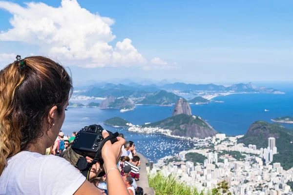 Una mujer con una cámara tomando fotos del paisaje de la montaña Corcovado — Foto de Stock