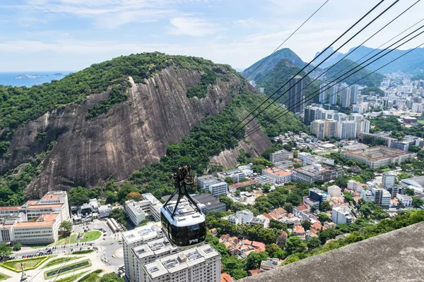 Vista del teleférico funicular desde el mirador del Pan de Azúcar . — Foto de Stock