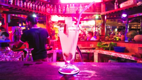 Traditionell cocktail Daiquiri. dekorerad med lime på bar bakgrund. Suddig bakgrund med mjukt fokus. — Stockfoto