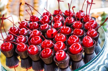 Kırmızı kirazlı çikolata, parti masası süslemesi..