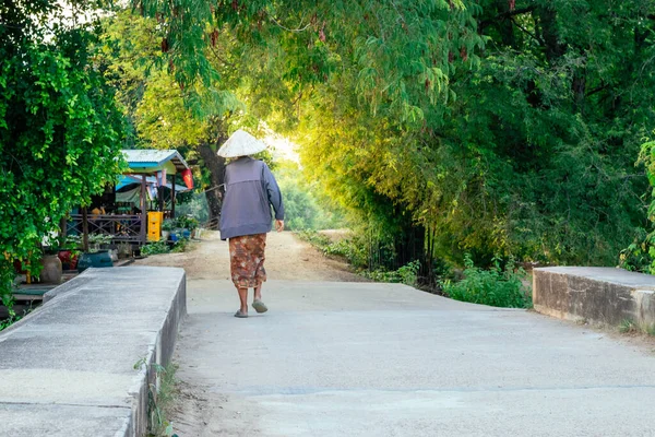 Pessoas caminhando na ponte histórica entre Don Det e Don Khon. construído pelos franceses no rio Mekong — Fotografia de Stock