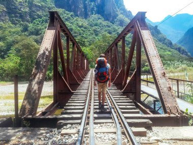 Aguas Calientes 'e giden bir sırt çantası, Machu Picchu' ya ev sahipliği yapan şehir..