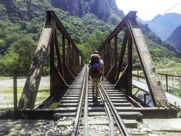 Mochileiro a caminho de Águas Calientes, cidade anfitriã de Machu Picchu. — Fotografia de Stock