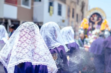 Mucizeler Tanrısı 'nın her Ekim ayındaki geçit töreninden sonra kadın tütsü yakıcıları