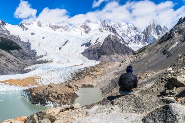 Genç adam, yürüyüşçü turist kışın Arjantin dağlarındaki De Los Tres Mirador manzaralı Fitz Roy 'a gider. El Chalten, Patagonya.