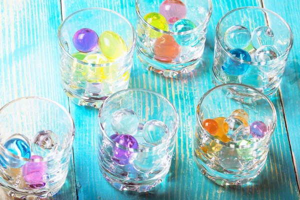 Szemüveg Alatt Alkohol Bővült Színes Gumi Golyó Egy Kék Fából — Stock Fotó