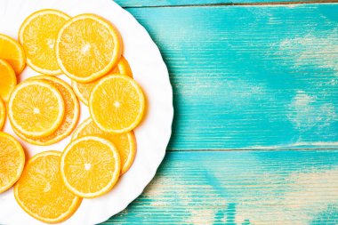 bir beyaz tabak büyük üzerinde turuncu, mavi arka plan ve portakal dilimli