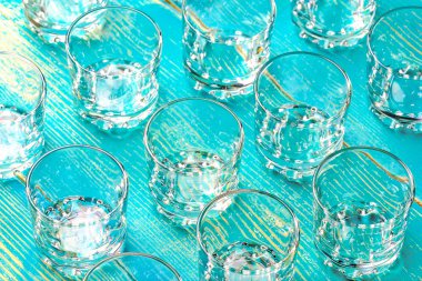 ahşap, gözlük satır boş bardak votka mavi bir tablo için bir sürü