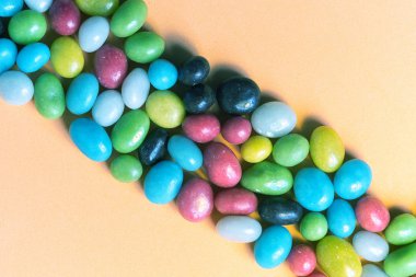 Şerit çok renkli şeker tatlılık çakıl taşları çapraz bir dizi toplanır