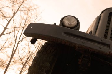 Açık eski kamyon, Far ve tekerlek üzerinde bulutlu gökyüzü arka plan