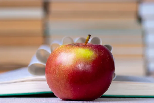 Red Apple Foreground Apple Book Table Background Book Collected Wall — Stock Photo, Image