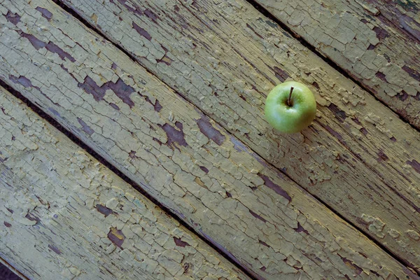 Una Manzana Verde Encuentra Borde Tablón Pelado Con Una Pintura — Foto de Stock