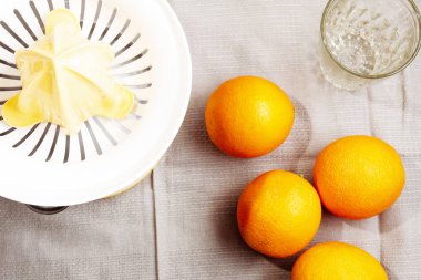 portakal ve bir bardak suyu, gri kumaş arka plan sıkmak önce