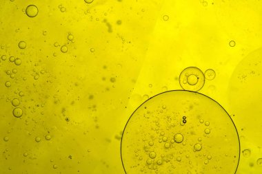 yağ su, soyut dokusuna parlak sarı kabarcıklar yuvarlak formlar