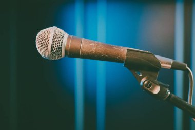 mikrofona sahnede şarkı, mikrofon içinde sahibinin mavi bir arka plan üzerine monte edilir