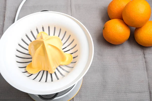 meyve sıkacağı üstten görünüm ve portakal izlemeler ile kumaş üzerine