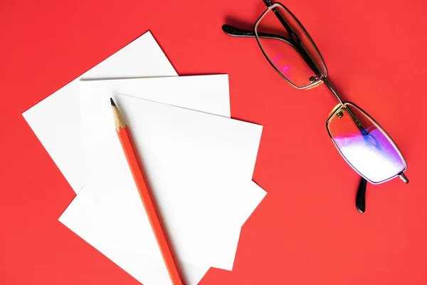 Lápiz Papel Nota Con Gafas Sobre Fondo Rojo — Foto de Stock