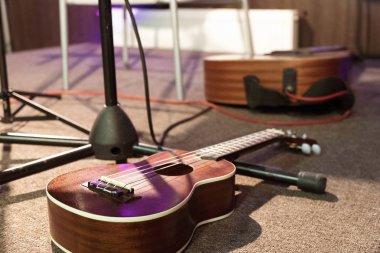 Ukulele sahne alanı'ndaki konser öncesi, müzik aletleri müzisyen için bekliyor