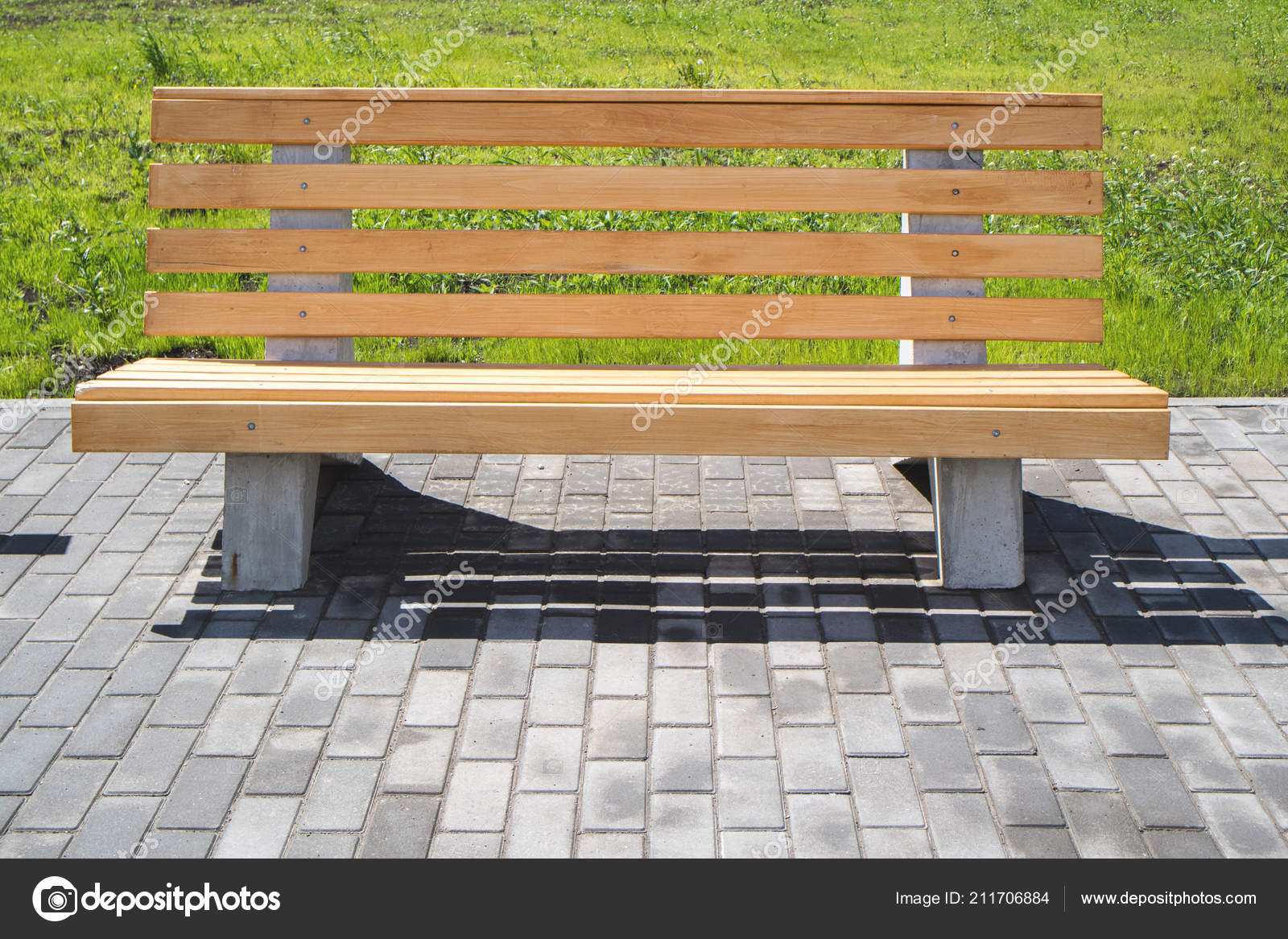 El jardín de la alegría : Banco de piedra y traviesas de madera en el lilar  (II) El acabado, image size:1600x1167
