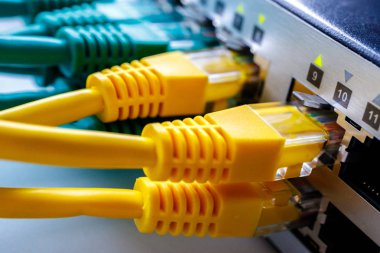 Bağlayıcılar anahtarı sarı geçiş için geniş bant Internet erişimi