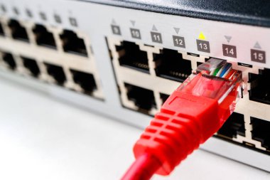bir büyük birden çok bağlantı noktası eklenen bir kırmızı yama kablosu, bir ISS anahtarı ve bir kablo anahtarıdır
